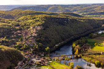 Luftbild von Burganlage des Schloß Château de Castelnaud-la-Chapelle in Castelnaud-la-Chapelle in Nouvelle-Aquitaine im Bundesland Dordogne, Frankreich