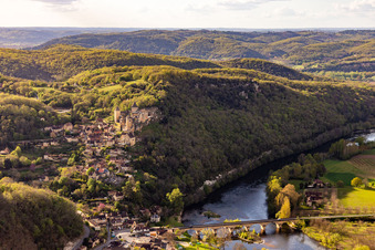 Schrägluftbild von Chateau de Castelnaud-la Chapelle über der Dordogne Brücke in Castelnaud-la-Chapelle, Frankreich