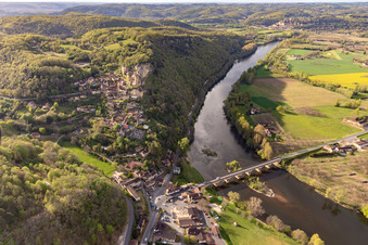 Burganlage des Schloß Château de Castelnaud-la-Chapelle über der Dordogne-Brücke in Castelnaud-la-Chapelle in Nouvelle-Aquitaine, Frankreich