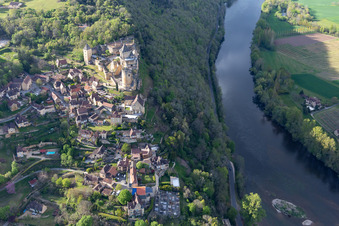 Chateau de Castelnaud-la Chapelle über der Dordogne Brücke in Castelnaud-la-Chapelle, Frankreich von oben gesehen