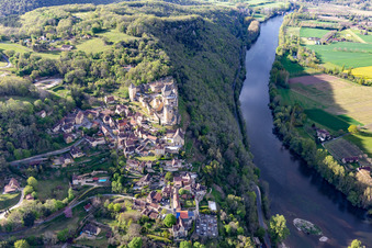 Chateau de Castelnaud-la Chapelle über der Dordogne Brücke in Castelnaud-la-Chapelle, Frankreich vom Flugzeug aus