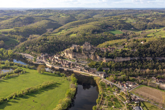 Luftbild von Chateau de Beynac in Beynac-et-Cazenac im Bundesland Dordogne, Frankreich