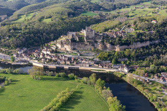 Luftaufnahme von Chateau de Beynac in Beynac-et-Cazenac im Bundesland Dordogne, Frankreich
