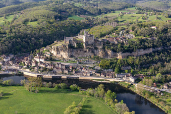 Schrägluftbild von Chateau de Beynac in Beynac-et-Cazenac im Bundesland Dordogne, Frankreich