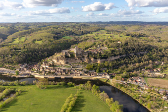 Chateau de Beynac in Beynac-et-Cazenac im Bundesland Dordogne, Frankreich von oben