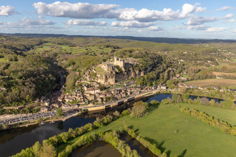 Chateau de Beynac in Beynac-et-Cazenac im Bundesland Dordogne, Frankreich aus der Luft