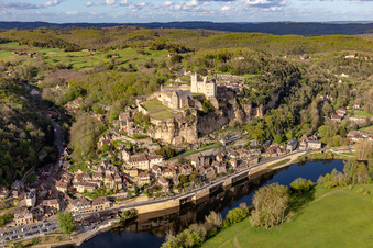 Burganlage des Schloß Château de Beynac in Beynac-et-Cazenac in Nouvelle-Aquitaine im Bundesland Dordogne, Frankreich