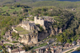 Chateau de Beynac in Beynac-et-Cazenac im Bundesland Dordogne, Frankreich von oben gesehen