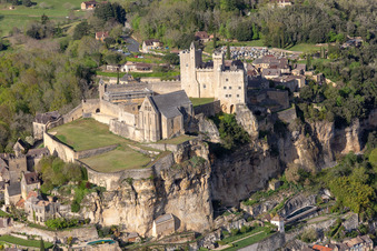 Chateau de Beynac in Beynac-et-Cazenac im Bundesland Dordogne, Frankreich vom Flugzeug aus