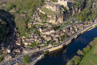 Chateau de Beynac in Beynac-et-Cazenac im Bundesland Dordogne, Frankreich aus der Vogelperspektive