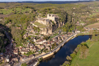 Luftbild von Burganlage des Schloß Château de Beynac in Beynac-et-Cazenac in Nouvelle-Aquitaine im Bundesland Dordogne, Frankreich