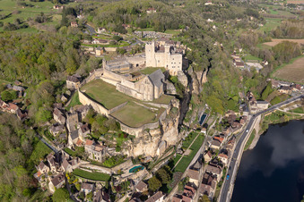 Luftaufnahme von Burganlage des Schloß Château de Beynac in Beynac-et-Cazenac in Nouvelle-Aquitaine im Bundesland Dordogne, Frankreich