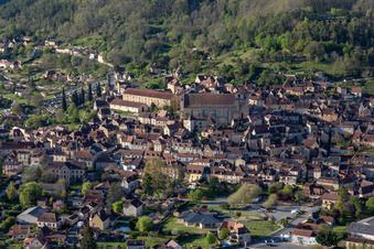 Kirchengebäude von Église catholique Saint-Cyprien im Ortszentrum in Saint-Cyprien in Nouvelle-Aquitaine im Bundesland Dordogne, Frankreich