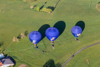 Drei blaue Heißluftballone beim Start in der Dordogne in Veyrines-de-Domme in Nouvelle-Aquitaine, Frankreich