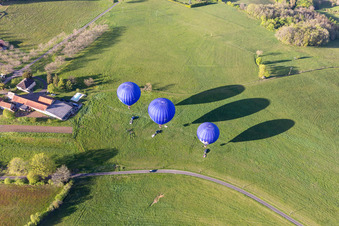 Luftbild von Drei blaue Heißluftballone beim Start in der Dordogne in Veyrines-de-Domme in Nouvelle-Aquitaine, Frankreich