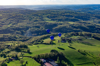 Ballonstart in Veyrines-de-Domme im Bundesland Dordogne, Frankreich von oben