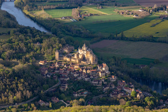 Burganlage des Schloß Montfort über der Dordogne in Vitrac in Nouvelle-Aquitaine, Frankreich