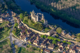 Luftbild von Burganlage des Schloß Montfort über der Dordogne in Vitrac in Nouvelle-Aquitaine, Frankreich