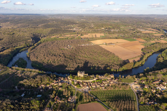 Luftaufnahme von Burganlage des Schloß Montfort über der Dordogne in Vitrac in Nouvelle-Aquitaine, Frankreich
