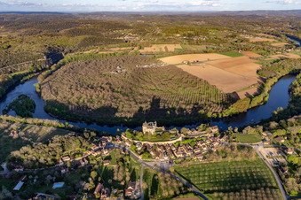 Schrägluftbild von Burganlage des Schloß Montfort über der Dordogne in Vitrac in Nouvelle-Aquitaine, Frankreich
