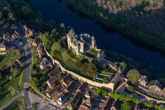 Drohnenbild von Montfort in Vitrac im Bundesland Dordogne, Frankreich