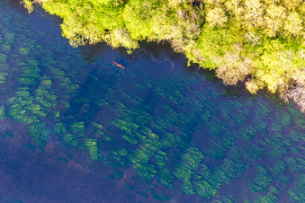 Paddelboot in Fahrt auf der Dordogne in Castelnaud-la-Chapelle in Nouvelle-Aquitaine in Vézac, Frankreich