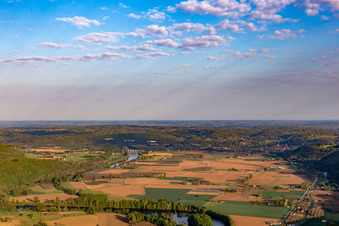 Schrägluftbild von Saint-Vincent-de-Cosse im Bundesland Dordogne, Frankreich