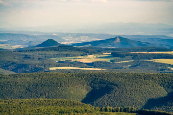 Hegau-Vulkan-Landschaft des Hohentwiel und Hohenneufen im Ortsteil Hohentwiel in Singen (Hohentwiel) im Bundesland Baden-Württemberg, Deutschland
