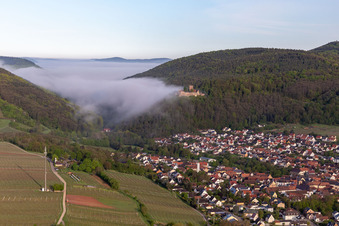 Luftbild von Burg Landeck im Morgennebel in Klingenmünster im Bundesland Rheinland-Pfalz, Deutschland