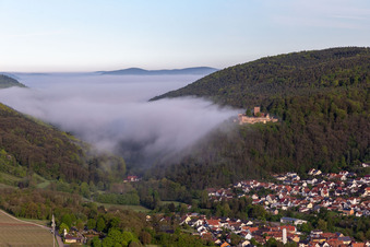 Luftaufnahme von Burg Landeck im Morgennebel in Klingenmünster im Bundesland Rheinland-Pfalz, Deutschland