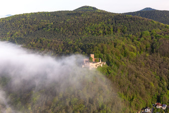 Burg Landeck im Morgennebel in Klingenmünster im Bundesland Rheinland-Pfalz, Deutschland aus der Luft