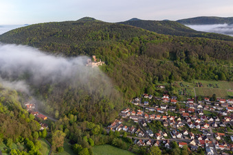Ruine der ehemaligen Burganlage Burg Landeck im Morgennebel in Klingenmünster im Bundesland Rheinland-Pfalz, Deutschland