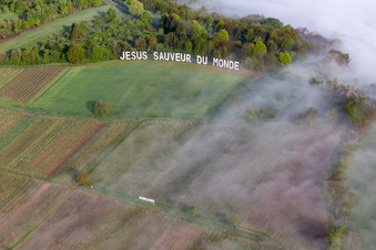 Luftaufnahme von Jesus Saveur du Monde, Hannesacker in Rott im Bundesland Bas-Rhin, Frankreich