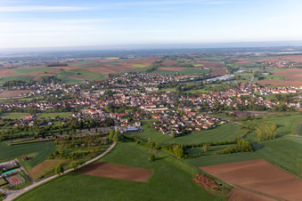 Drohnenbild von Soultz-sous-Forêts im Bundesland Bas-Rhin, Frankreich