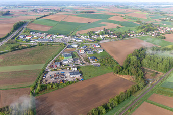Soultz-sous-Forêts im Bundesland Bas-Rhin, Frankreich aus der Drohnenperspektive