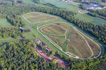 Rennstrecke der Trabrennbahn Hippodrome de la hardt in Wissembourg in Grand Est im Ortsteil Altenstadt im Bundesland Bas-Rhin, Frankreich