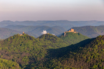 Luftbild von Burgen Trifels, Scharfeneck und Anebos über dem Pfälzerwald in Annweiler am Trifels im Bundesland Rheinland-Pfalz, Deutschland