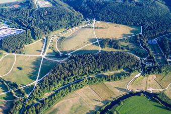Kurvenförmige Schleife der Uferbereiche am der Donau Flußverlauf in Tuttlingen im Ortsteil Möhringen im Bundesland Baden-Württemberg, Deutschland