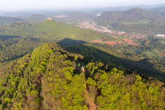 Luftaufnahme von Hohenbergturm in Birkweiler im Bundesland Rheinland-Pfalz, Deutschland