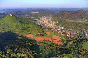 Stadtansicht zwischen Trifels und Queichtal aus Osten in Annweiler am Trifels im Bundesland Rheinland-Pfalz, Deutschland