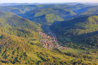 Eußerthal aus Südosten im Bundesland Rheinland-Pfalz, Deutschland