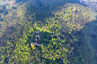 Drohnenaufname von Burgruine Neuscharfeneck in Flemlingen im Bundesland Rheinland-Pfalz, Deutschland