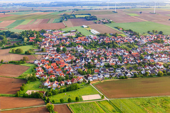 Minfeld von Süden im Bundesland Rheinland-Pfalz, Deutschland