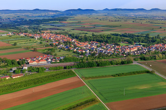 Ortsansicht von Osten jenseits der Bahnlinie in Winden im Bundesland Rheinland-Pfalz, Deutschland