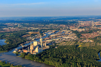 Karlsruher Rheinhäfen von Westen im Ortsteil Daxlanden im Bundesland Baden-Württemberg, Deutschland