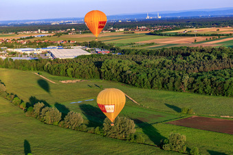 Pfalzgas Zwillingsballone in Steinweiler im Bundesland Rheinland-Pfalz, Deutschland von oben gesehen