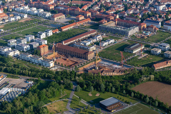 Baustelle zur Sanierung und zum Umbau des Gebäudekomplex der ehemaligen Militär- Kaserne der französischen Armee nach der Landesgartenschau in Landau in der Pfalz im Bundesland Rheinland-Pfalz, Deutschland