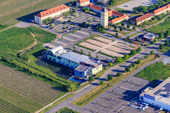 Luftbild von Le Quartier Hornbach mit Fitnessstudio Pfitzenmeier Premium Resort Neustadt in Neustadt an der Weinstraße im Bundesland Rheinland-Pfalz, Deutschland