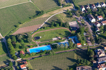 Freibad im Ortsteil Mußbach in Neustadt an der Weinstraße im Bundesland Rheinland-Pfalz, Deutschland