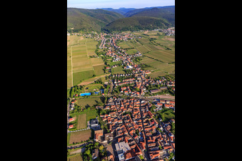 Luftbild von Kurpfalzstraße von Osten im Ortsteil Mußbach in Neustadt an der Weinstraße im Bundesland Rheinland-Pfalz, Deutschland